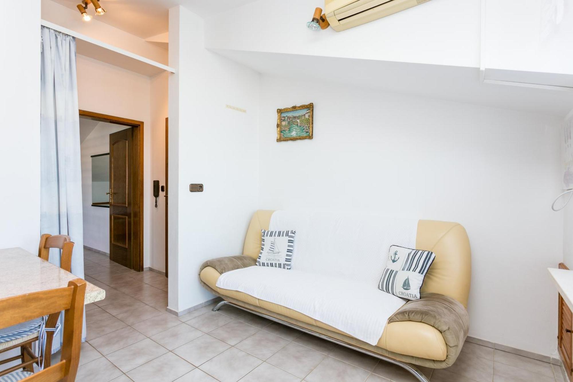 Seaside Apartments With A Swimming Pool Okrug Gornji, Ciovo - 11374 Trogir Room photo