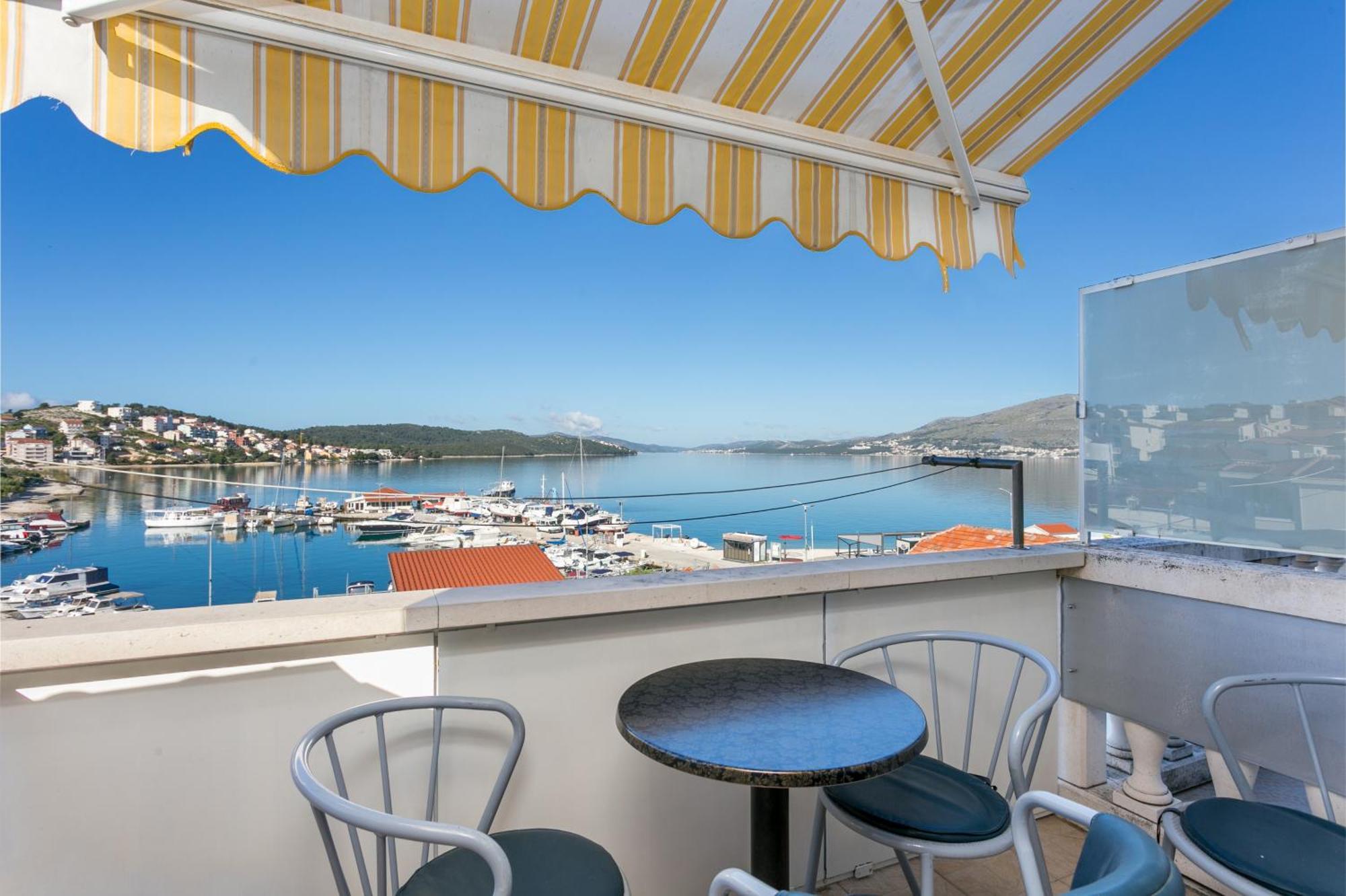 Seaside Apartments With A Swimming Pool Okrug Gornji, Ciovo - 11374 Trogir Exterior photo