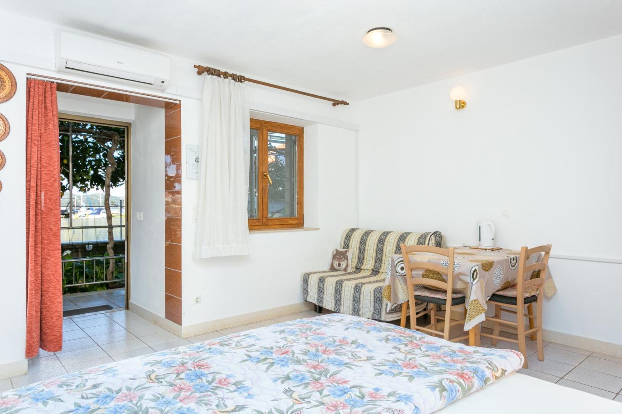 Seaside Apartments With A Swimming Pool Okrug Gornji, Ciovo - 11374 Trogir Room photo